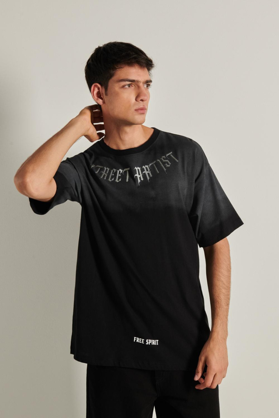 Camiseta oversize negra con manga corta y diseños de textos