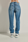 Jean tiro alto boyfriend azul claro con bota recta y desgastes de color