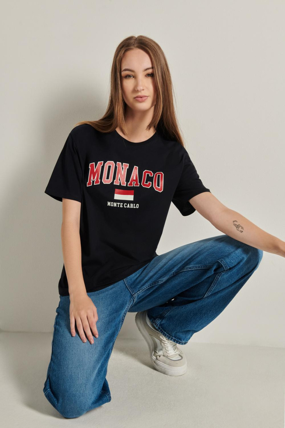Camiseta unicolor con manga corta y diseño college de Mónaco