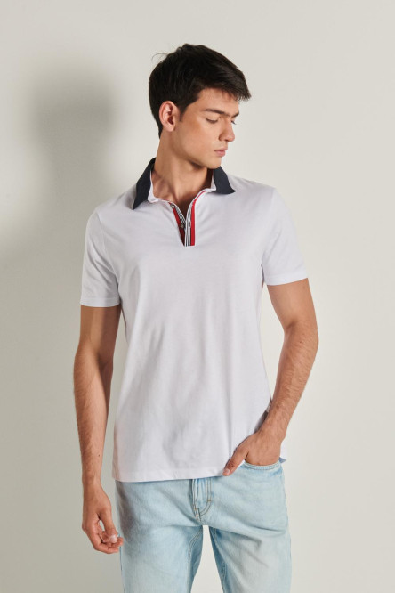 Camiseta polo blanca con cuello y puños tejidos en contraste