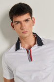 Camiseta polo blanca con cuello y puños tejidos en contraste