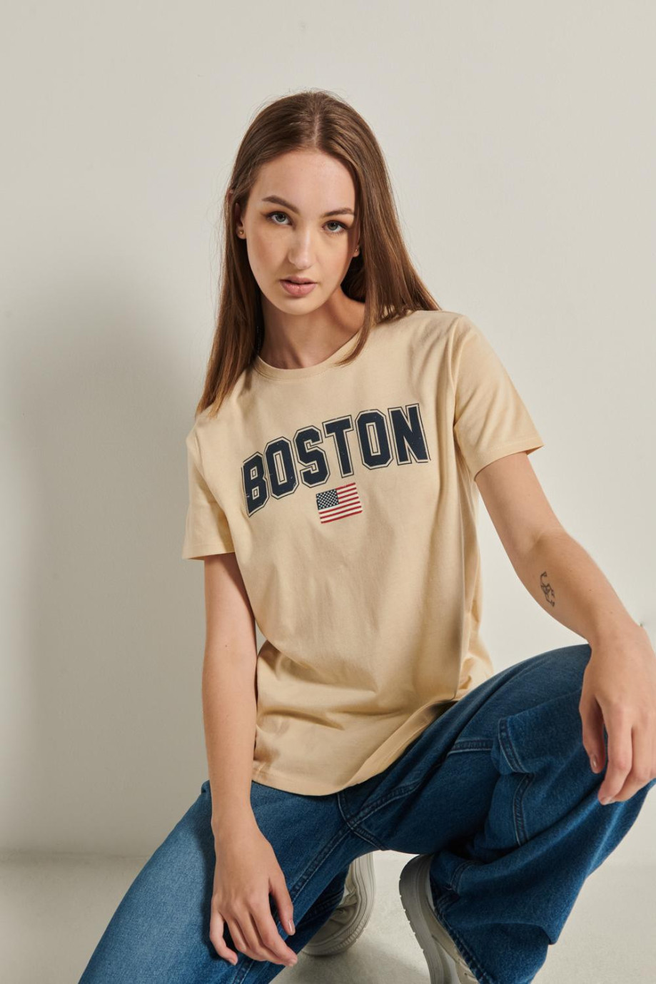 Camiseta oversize en algodón unicolor con manga corta y diseño college