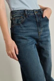 Jean tiro alto 90´S azul oscuro con bota ancha y efecto desteñido