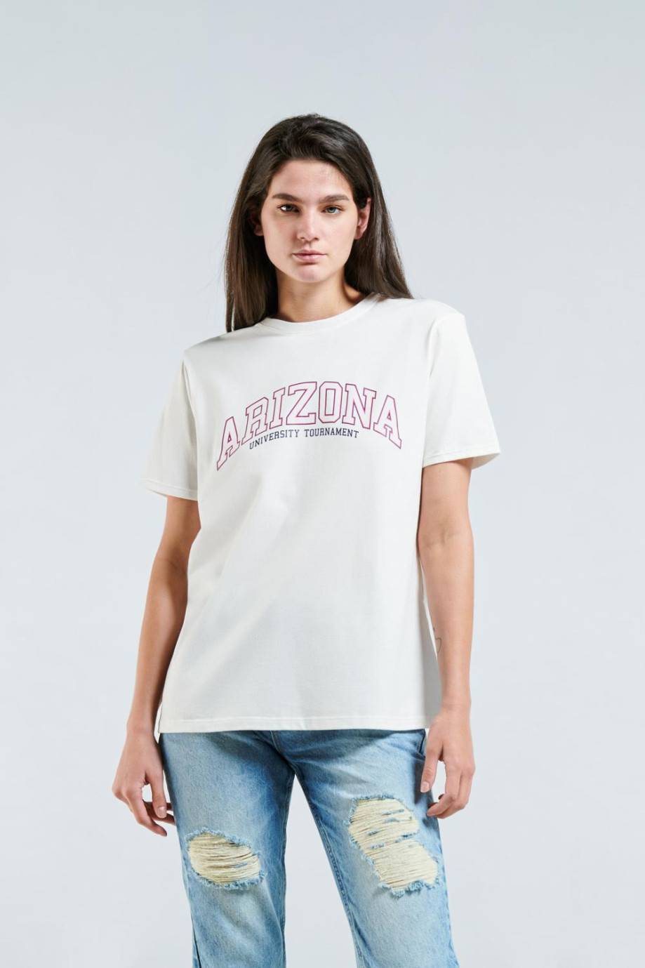 Camiseta cuello redondo unicolor con texto college de Arizona en frente