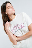 Camiseta cuello redondo unicolor con texto college de Arizona en frente