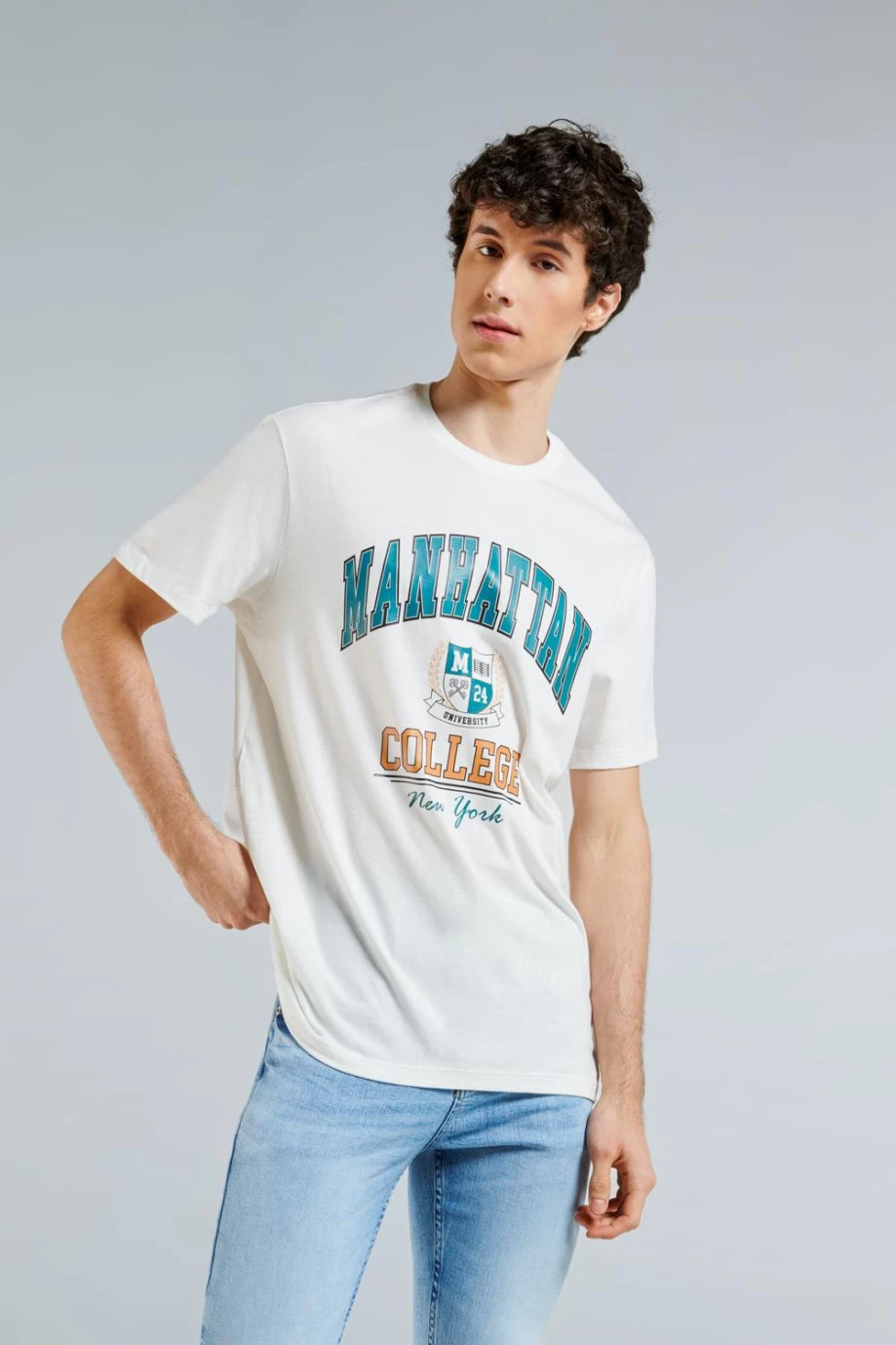 Camiseta manga corta unicolor con texto college de Manhattan en frente