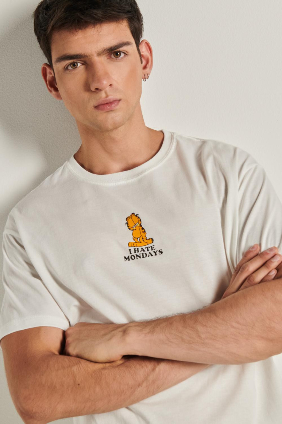 Camiseta crema clara oversize con diseño de Garfield y manga corta
