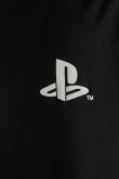 Camiseta negra con diseños de PlayStation y cuello redondo