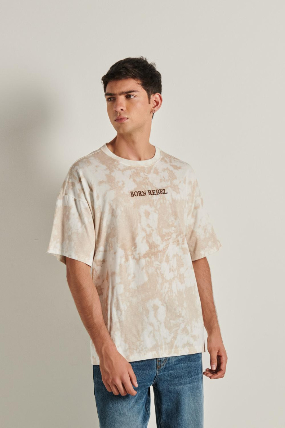 Camiseta manga corta oversize crema clara tie dye con texto minimalista