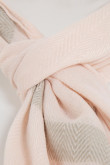Estola rosada clara liviana con flecos y contrastes grises