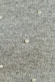 Camiseta gris clara con cuello redondo y perlas decorativas en frente