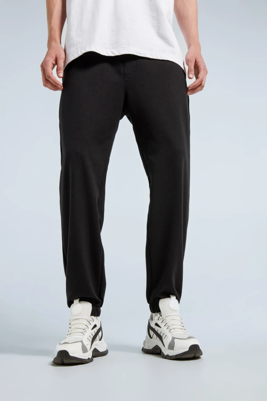 Pantalón negro jogger oversize con elástico en cintura y puños