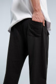 Pantalón negro jogger holgado con elástico en cintura