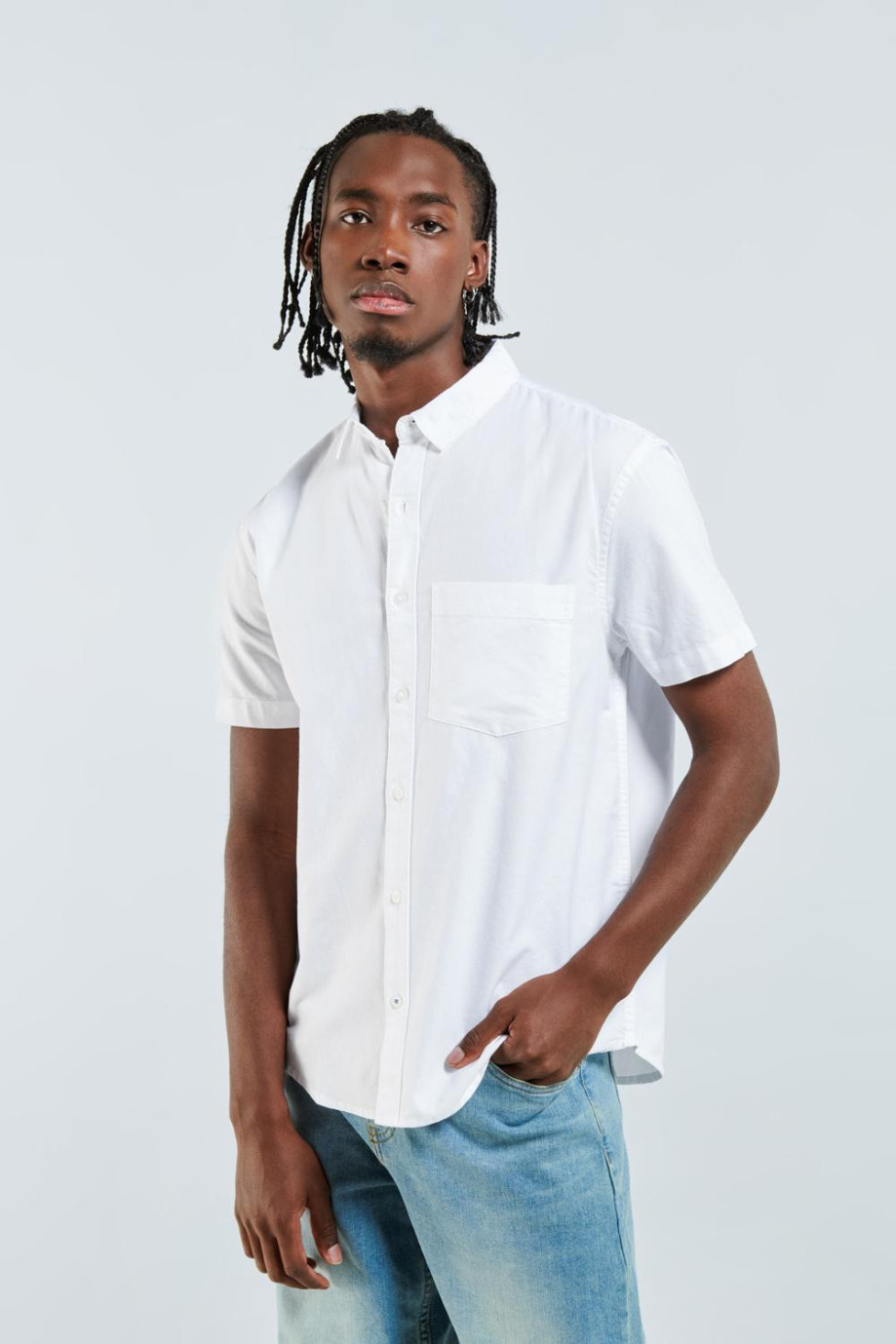 Camisa en algodón unicolor con cuello sport y manga corta