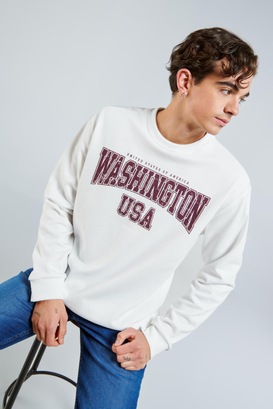 Buzo oversize crema claro con diseño college de Washington y cuello redondo