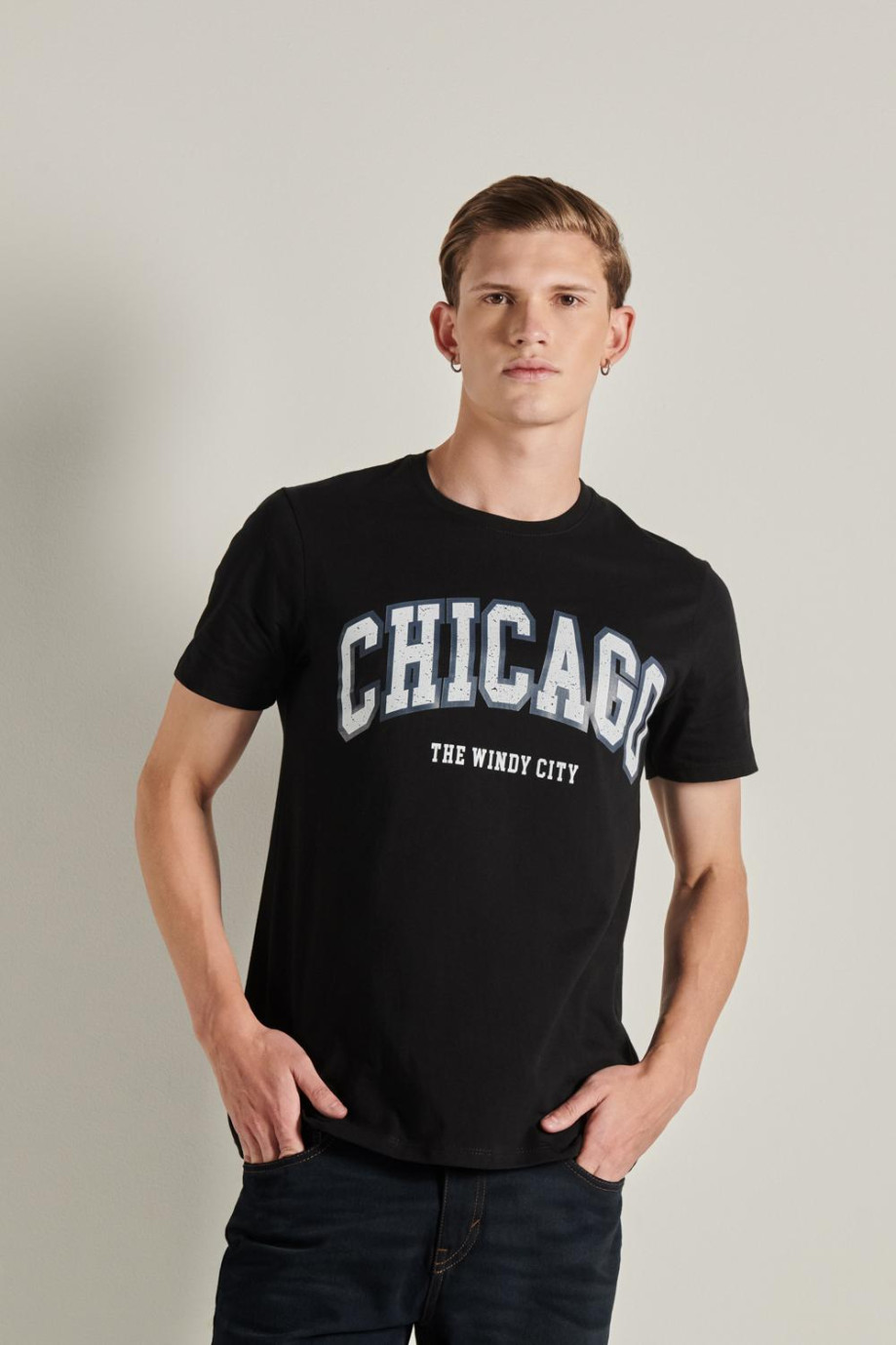 Camiseta unicolor con diseño college y cuello redondo