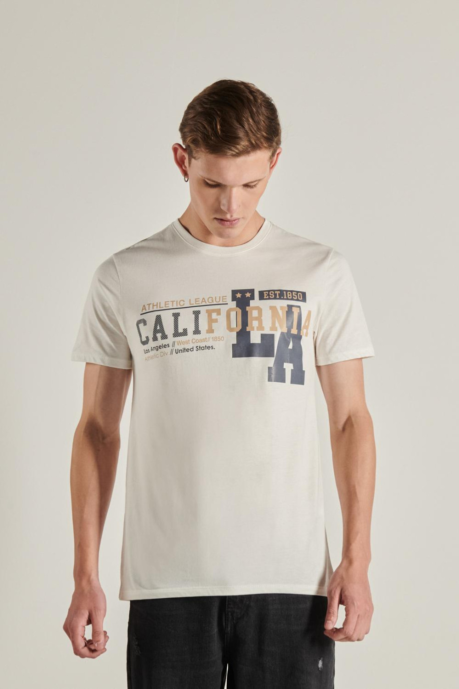 Camiseta unicolor con cuello redondo y diseño college