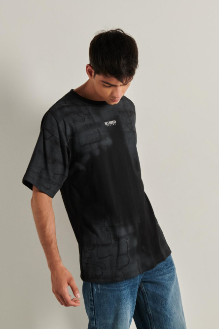 Camiseta negra oversize estampada con cuello redondo