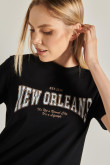 Camiseta unicolor con cuello redondo y texto college de New Orleans