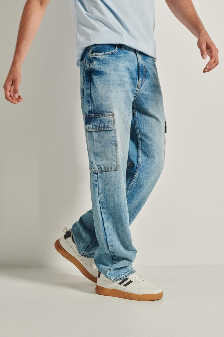 Jean cargo azul claro con bota recta, tiro bajo y bolsillos laterales