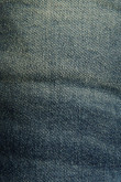 Bermuda slim azul oscura de jean con tiro bajo y rotos en frente