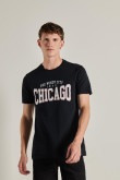 camiseta-cuello-redondo-unicolor-con-texto-college-de-chicago-en-frente