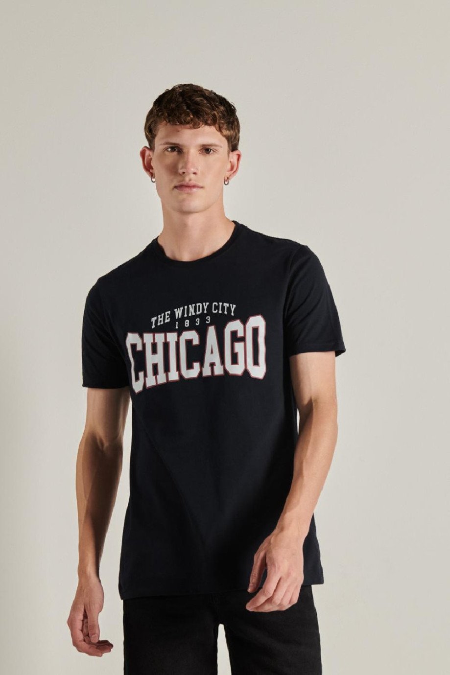 Camiseta cuello redondo unicolor con texto college de Chicago en frente