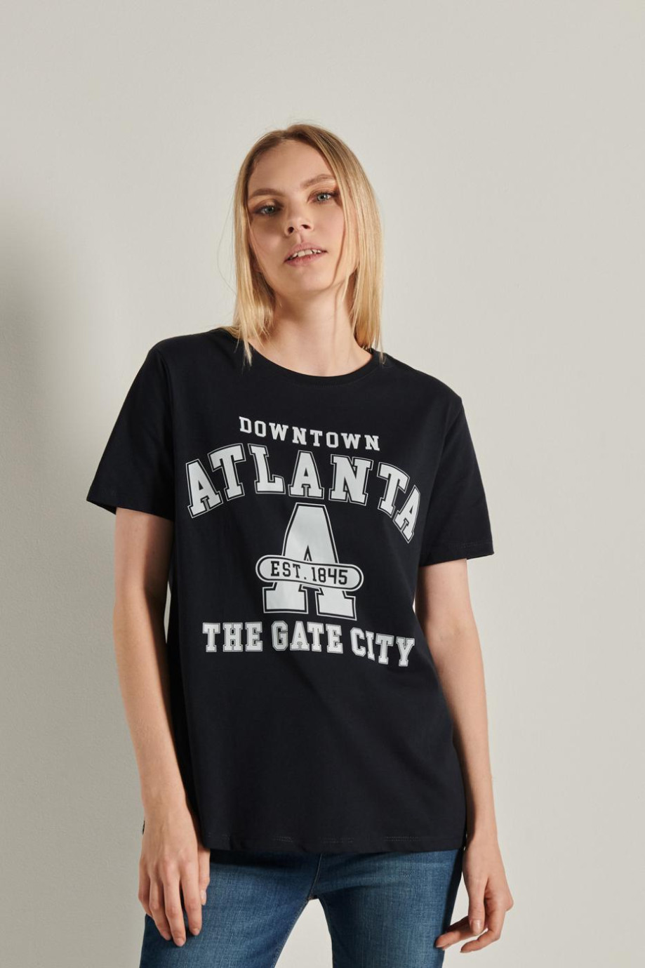 Camiseta unicolor con diseño college de Atlanta y manga corta