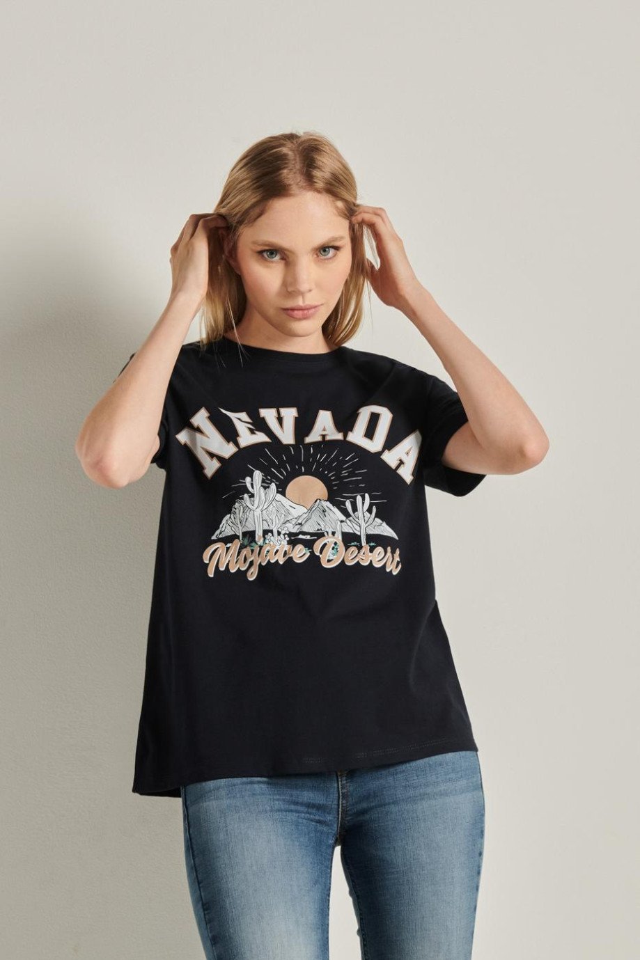 Camiseta manga corta unicolor con diseño college de Nevada