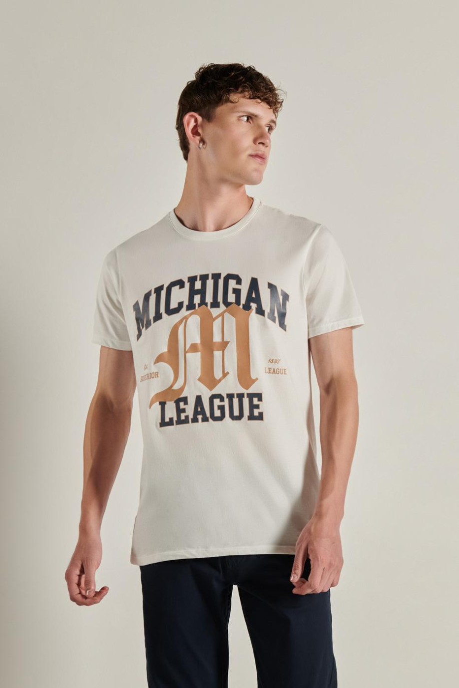 Camiseta unicolor en algodón con diseño college en frente