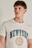 Camiseta cuello redondo unicolor con diseño college de NY