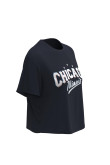 Camiseta crop top unicolor con diseño college y manga corta