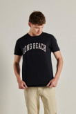 camiseta-unicolor-con-texto-college-de-long-beach-y-manga-corta