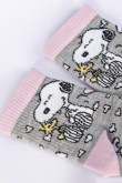 Medias grises cortas con contrastes y diseño de Snoopy con corazones