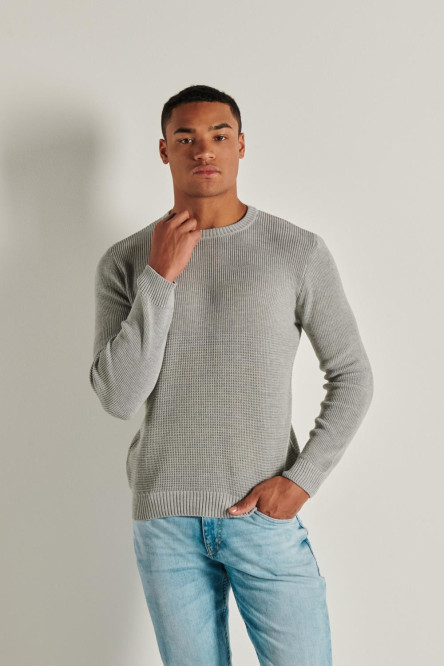 Suéter gris tejido con texturas de canal y cuello redondo