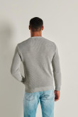 Suéter gris claro tejido con texturas de canal y cuello redondo