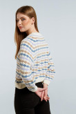 Suéter crema claro con cuello redondo y diseños coloridos