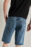Bermuda azul clara en jean con bolsillos de parche y tiro bajo