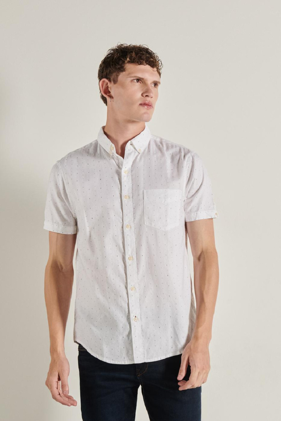 Camisa unicolor con cuello button down y diseños de mini print