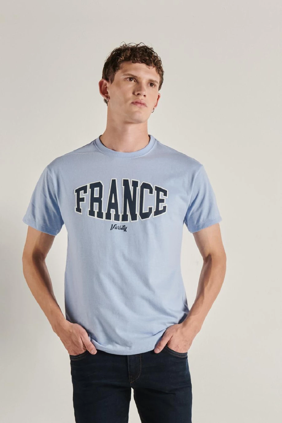 Camiseta azul clara con diseño college de France y manga corta