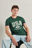 Camiseta verde con manga corta, diseño college y contrastes