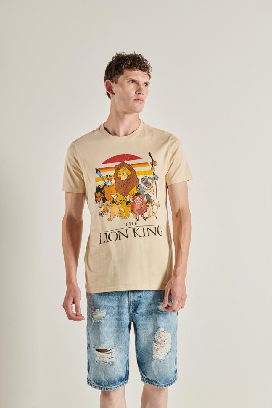 Camiseta kaky clara con cuello redondo y diseño del Rey León en frente