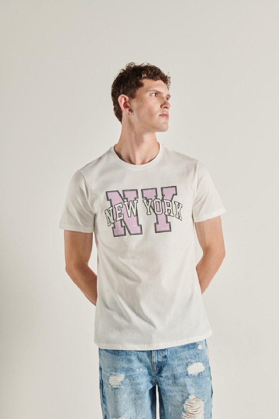 Camiseta en algodón unicolor con texto college en frente y manga corta