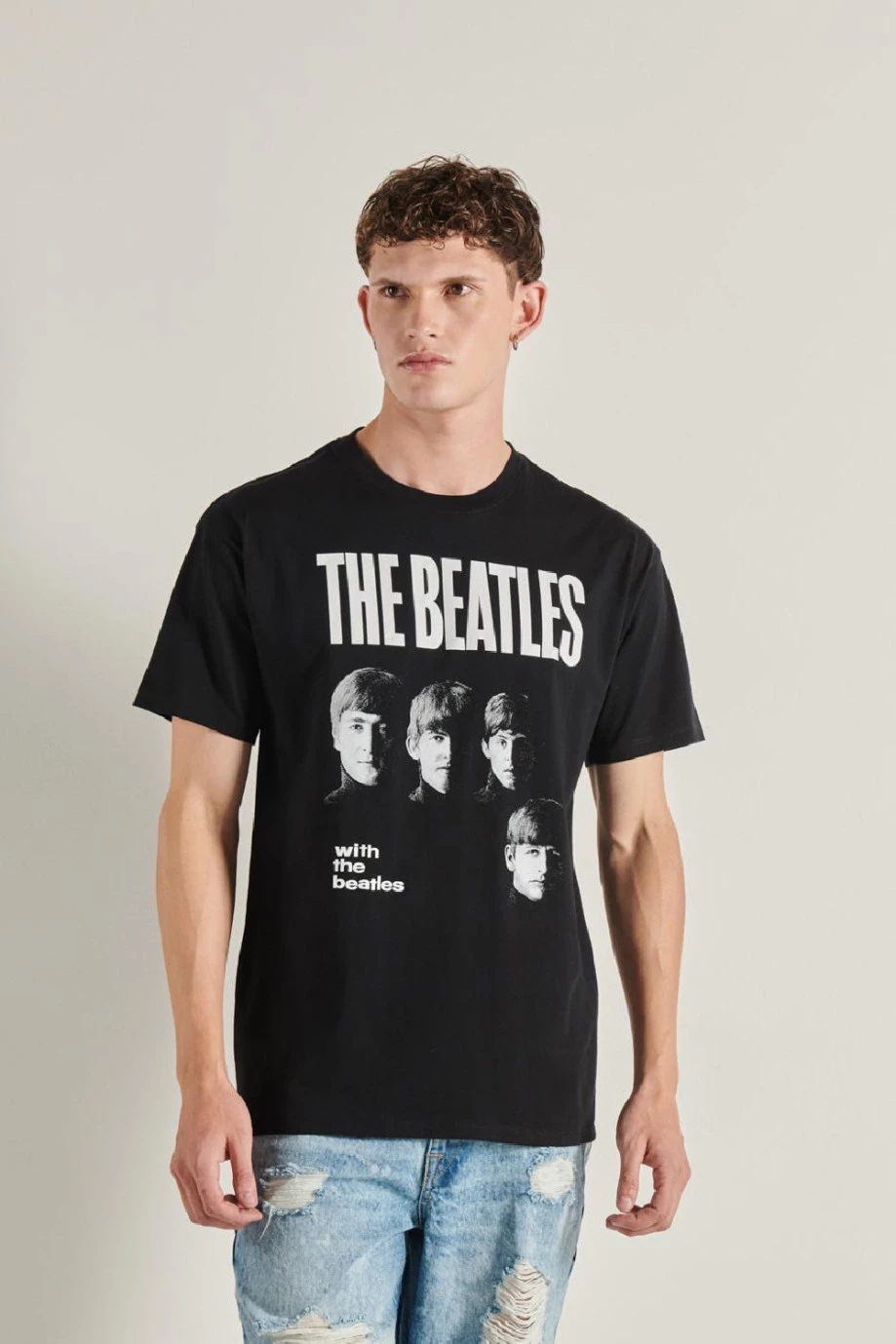 Camiseta negra con diseño de The Beatles y manga corta