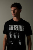 Camiseta negra con diseño de The Beatles y manga corta