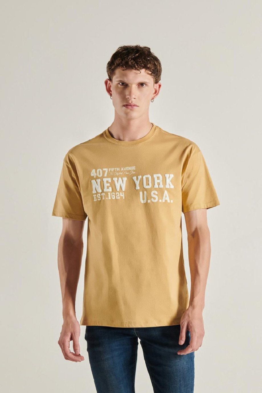 Camiseta unicolor oversize con cuello redondo y diseño college en frente