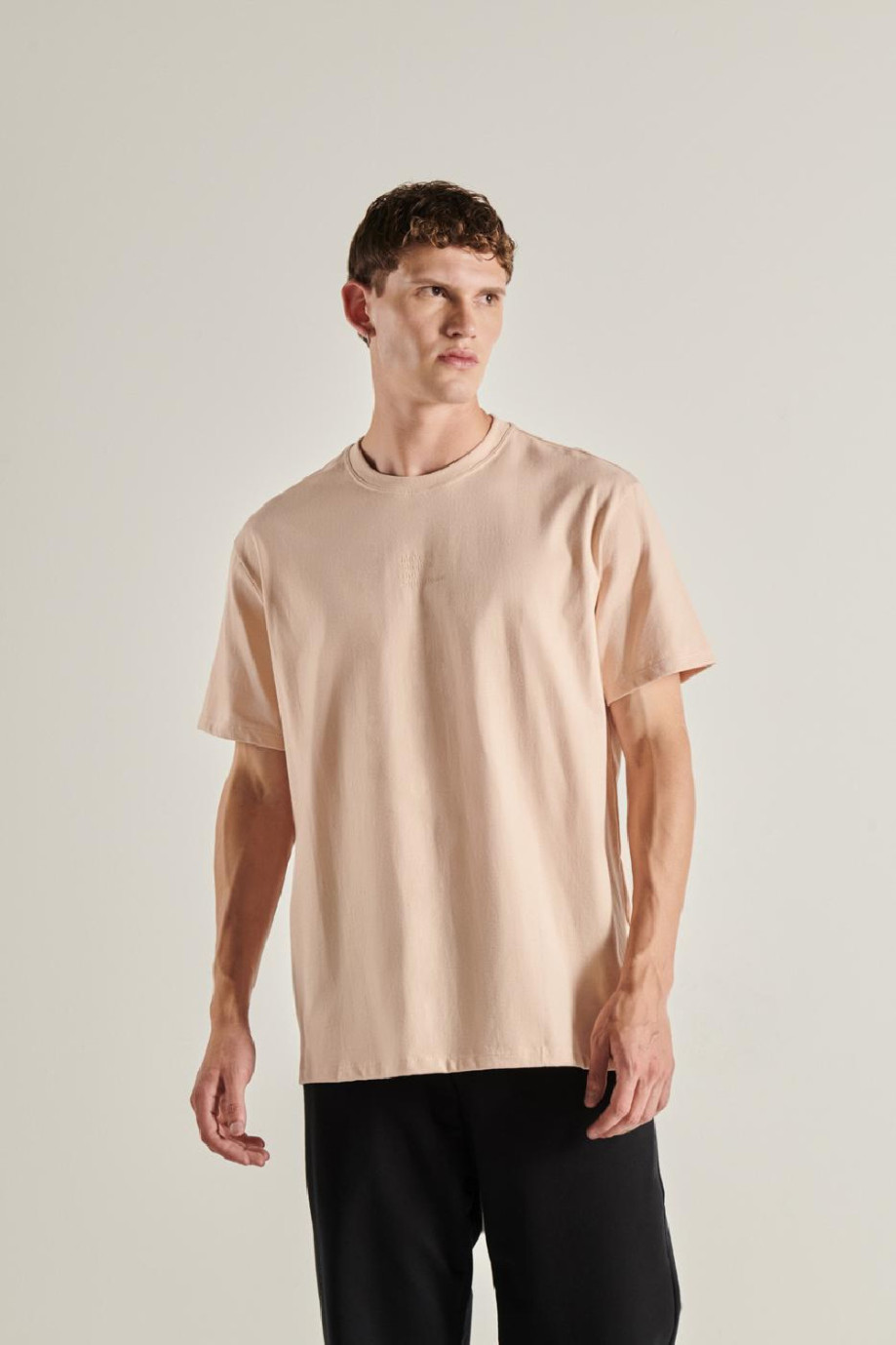 Camiseta unicolor oversize con manga corta y texto minimalista en frente