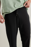Pantalón negro jogger con cintura elástica y bota recta