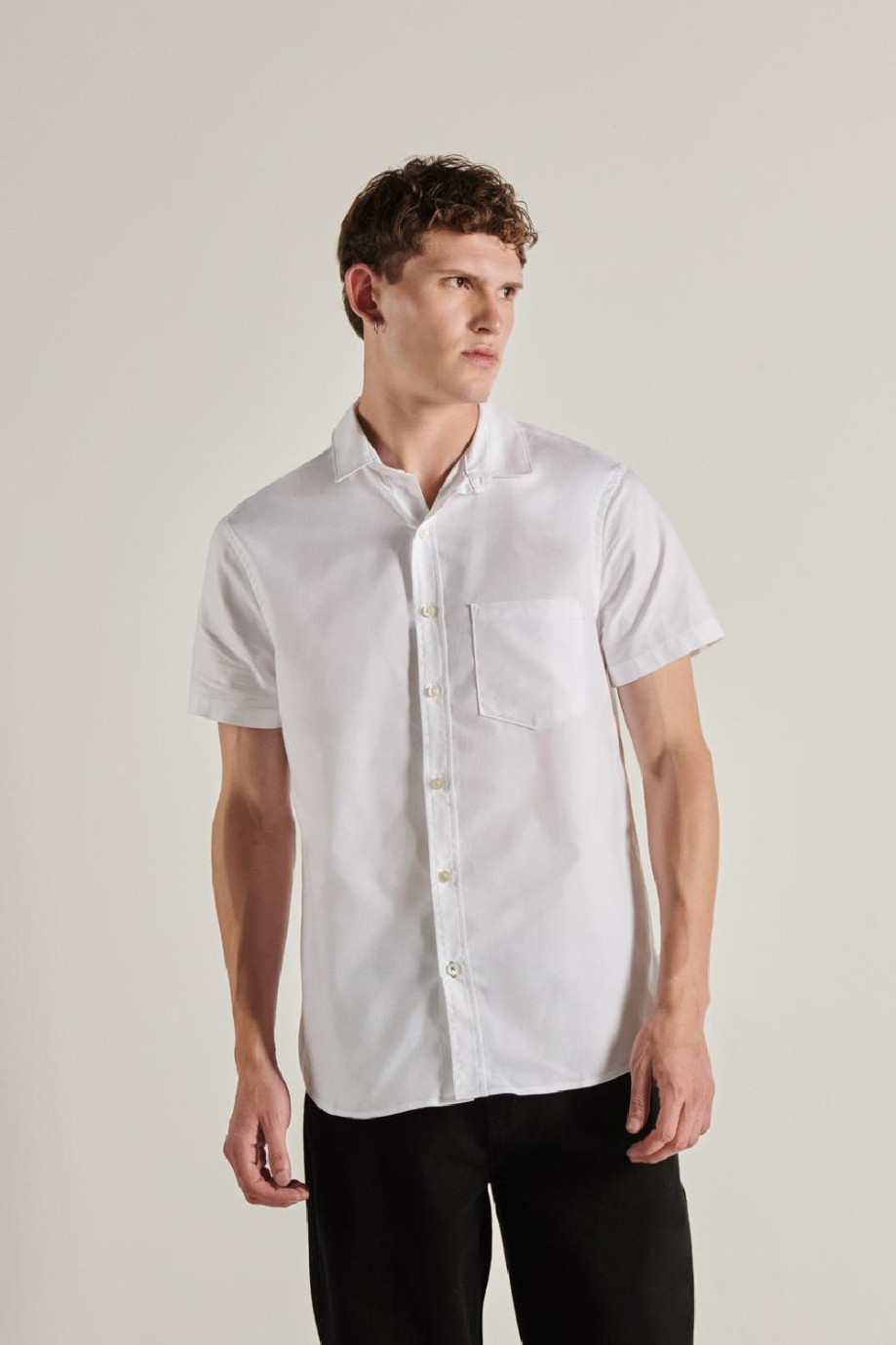 Camisa manga corta blanca con bolsillo en frente y cuello sport