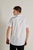 Camisa manga corta blanca con bolsillo y cuello sport